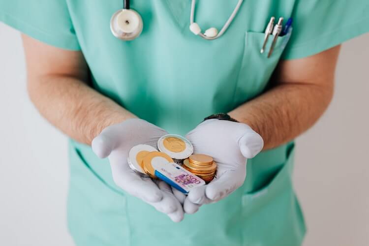 médecin qui porte des chocolats dans ses mains