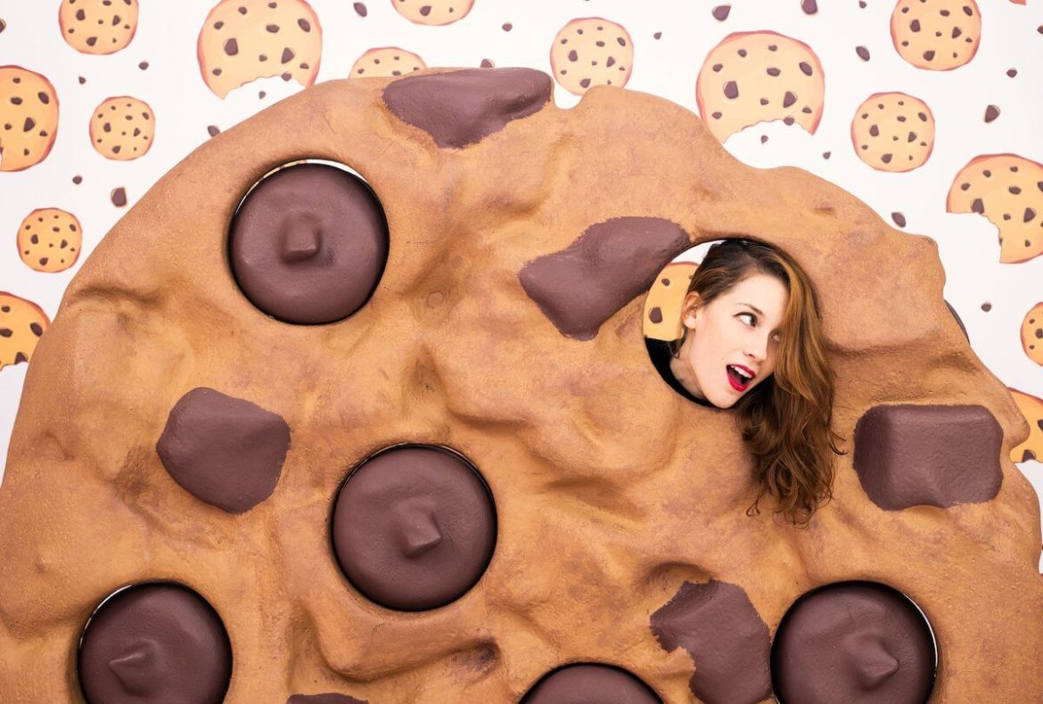 Une femme à l'intérieur d'un cookie géant