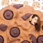 Une femme à l'intérieur d'un cookie géant