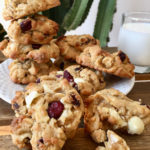 Cookies canneberge chocolat blanc avec un verre de lait et un cactus en arrière plan