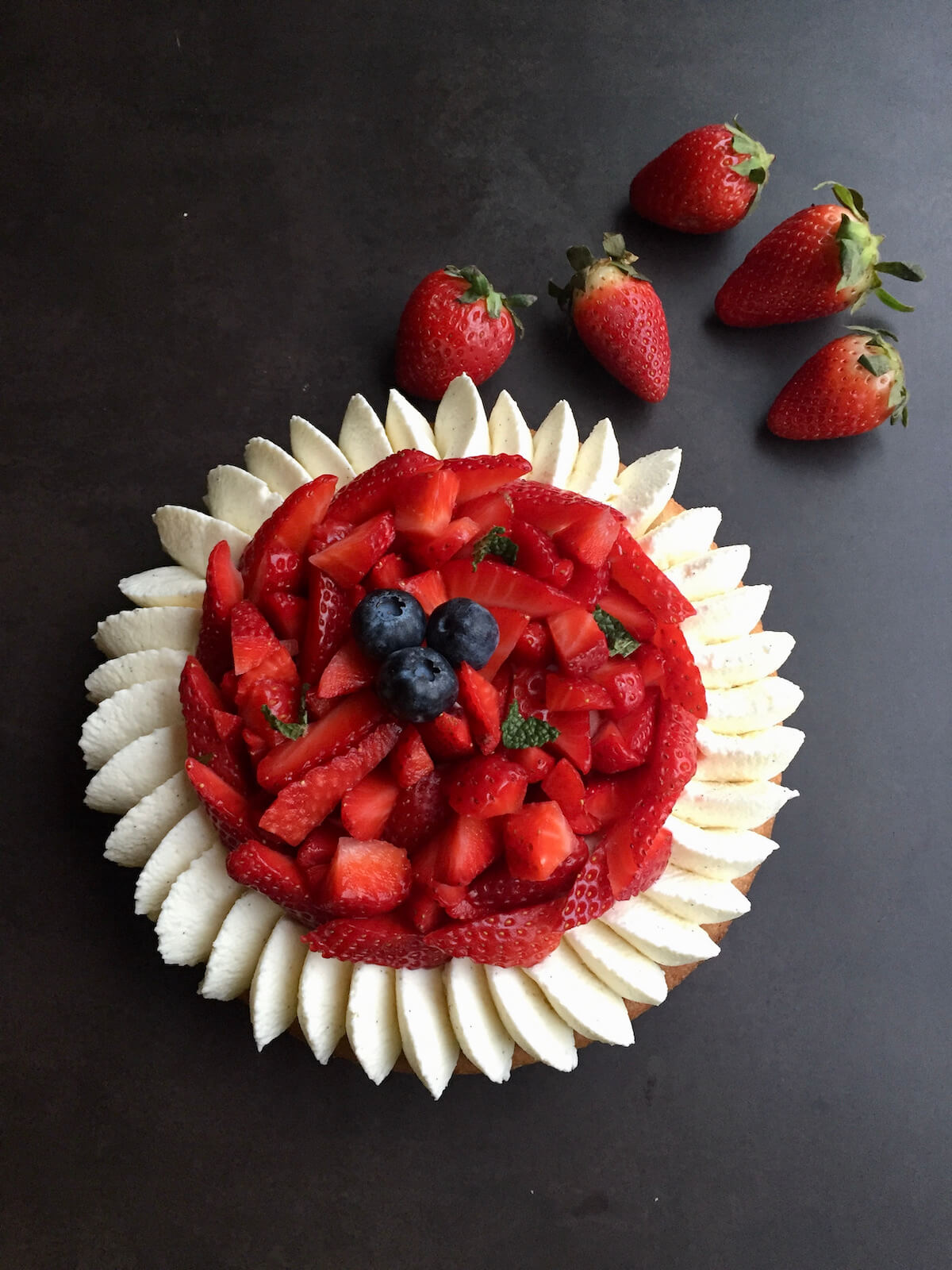 Tarte Aux Fraises Chantilly Mascarpone Vanille Sur Son Palet Breton