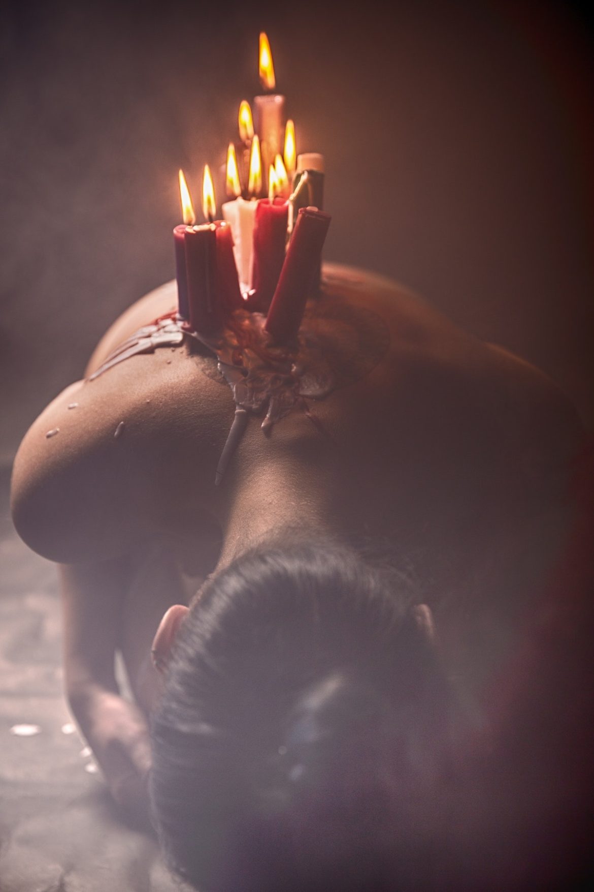femme avec des bougies allumées sur son dos