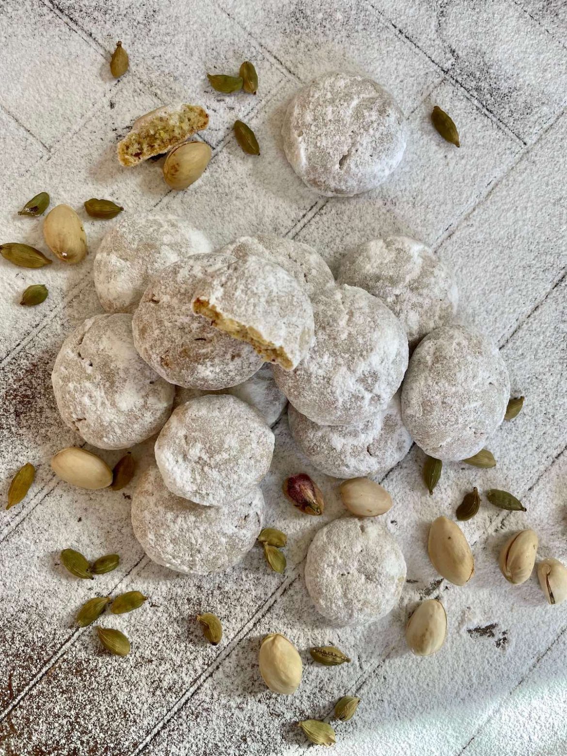 Sablés en forme de boule de neige avec des pistaches