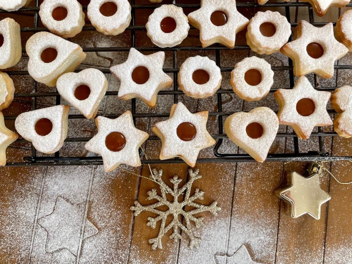 Sablés de Noel au caramel beurre salé en forme d'étoiles et coeurs