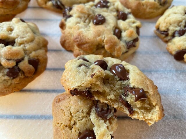 Gros plan sur un cookie aux pépites de chocolat