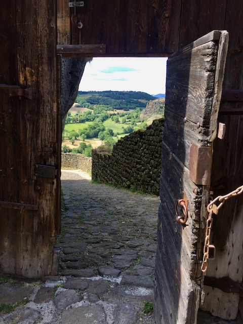 Porte d'entrée en bois de la forteresse de Polignac