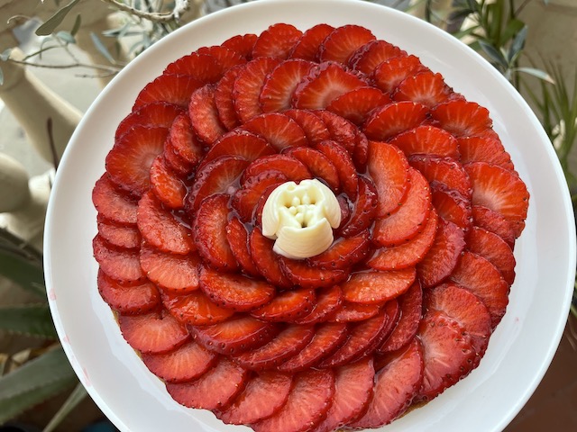 Tarte aux fraises avec au centre de la crème namelaka en forme de fleur